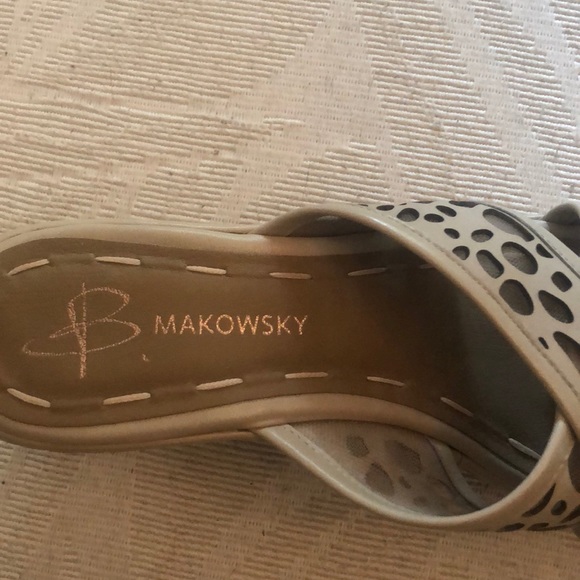 Beautiful beige slide wedges by B Makowsky - Picture 5 of 6